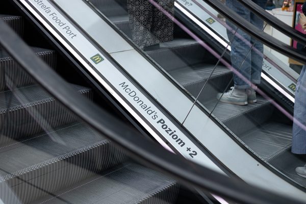 Twoja marka w ruchu! Zareklamuj się na paskach chodników ruchomych w Galaxy i dotrzyj do tysięcy klientów – dokładnie tam, gdzie każdy krok przyciąga uwagę.