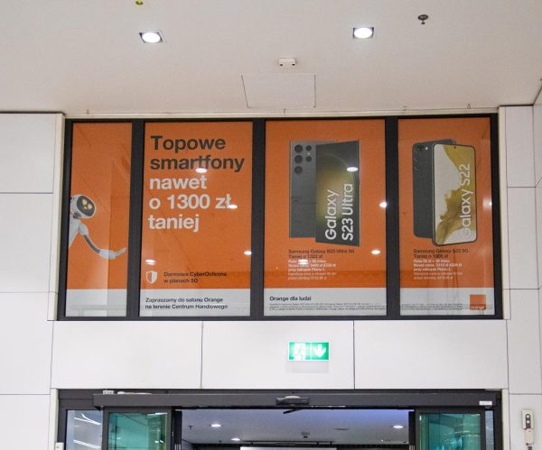 Twoja marka na pierwszym planie! Wykorzystaj przestrzeń szyb w Galaxy, by przyciągnąć wzrok klientów i zapisać się w ich pamięci – tam, gdzie codziennie przewijają się tysiące spojrzeń.