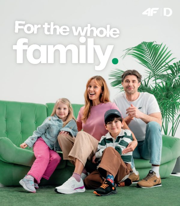 Materiały promocyjne nowej kampanii 4FxDEICHMANN dostępnej w salonie Deichmann. Zdjęcie przedstawia rodzinę prezentującą sportowe obuwie.