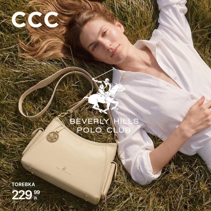 Kobieta leżąca na trawie w białej koszuli obok jasnej torebki marki Beverly Hills Polo Club z oferty CCC. 👜