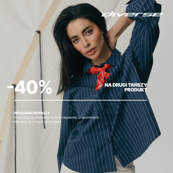 Modelka w pasiastej koszuli Diverse na tle namiotu z informacją o promocji -40% na drugi produkt.
