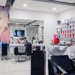 Zdjęcie salonu fryzjerskiego Beverly Hills, przedstawia szeroki wybór farb do włosów.