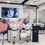 Zdjęcie przedstawiające wnętrze salonu fryzjerskiego Beverly Hills, widać stanowiska do mycia włosów.