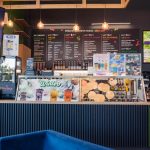 Zdjęcie przedstawia menu w Bubble Joy, które znajduje się na ścianie za ladą.