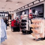Widok na wnętrze salonu Etam w Galaxy Szczecin; regały z akcesoriami oraz bielizną.