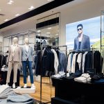 Elegancka ekspozycja męskiej kolekcji Joop! w salonie w CH Galaxy – garnitury, koszule i odzież typu casual.