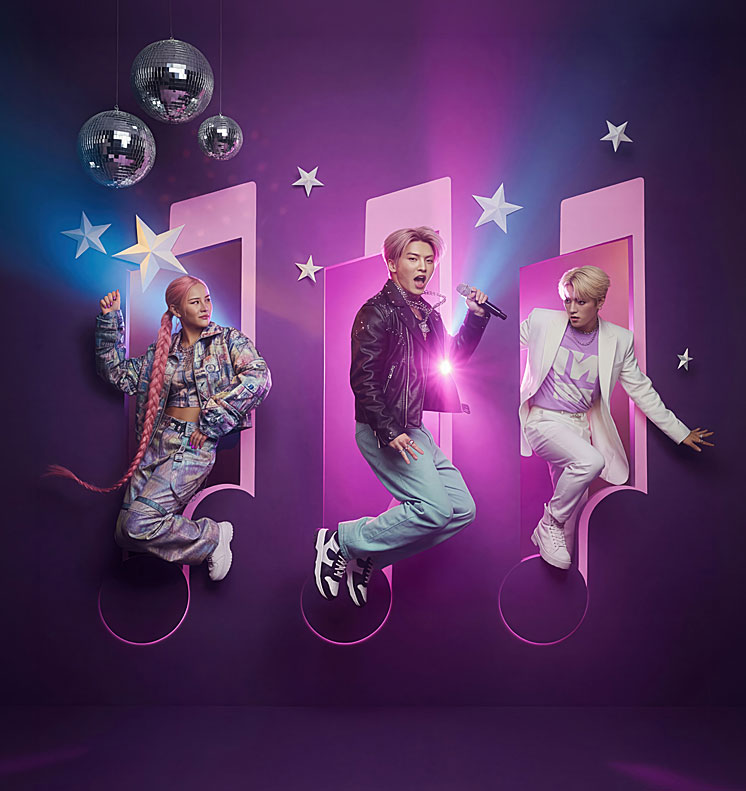 Grafika promocyjna wydarzenia K-Pop Day, przedstawiająca trzech tancerzy.