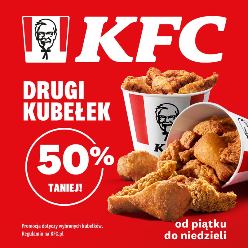 Grafika informacyjna o powrocie promocji na kubełki kurczaka w KFC. Na zdjęciu widać dwa kubełki, jeden jest przewrócony i widać różne rodzaje kurczaka.