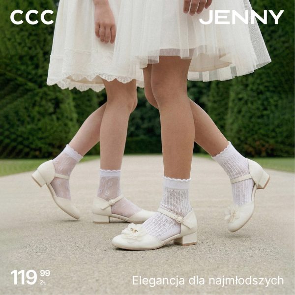Dwie dziewczynki w białych sukienkach prezentujące wygodne buty komunijne dla dzieci z eleganckiej kolekcji CCC w Centrum Galaxy.