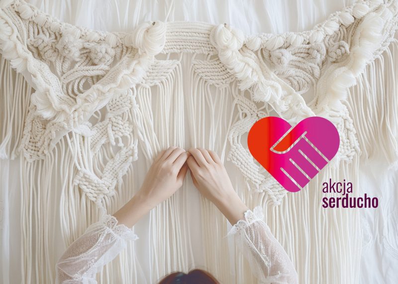 Dłonie kobiety tworzące makramową ozdobę na tle jasnej dekoracji ściennej, obok grafika z sercem i napisem „akcja serducho”.