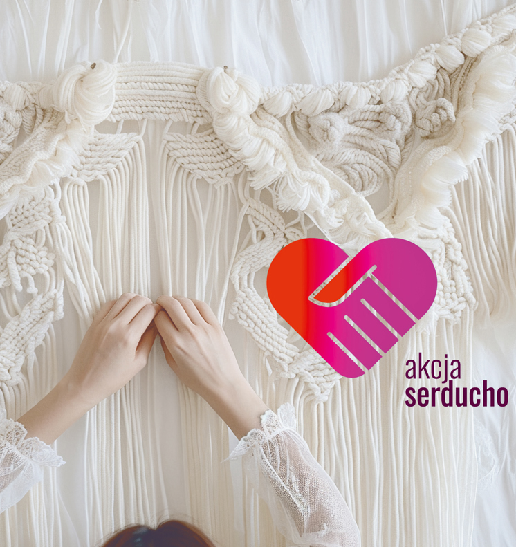 Kobieta wykonująca makramę na tle jasnej dekoracyjnej tkaniny, obok grafika z symbolem serca promująca akcję charytatywną „Akcja Serducho”.