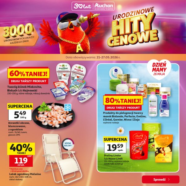 Grafika reklamowa sieci sklepów Auchan prezentuje gazetkę promocyjną pod hasłem „Urodzinowe Hity Cenowe” z animowanym ptakiem w okularach i z mikrofonem. Na kolorowym tle rozmieszczono oferty na wybrane produkty spożywcze, kosmetyki z okazji Dnia Mamy oraz leżak ogrodowy, opatrzone dużymi napisami o zniżkach i supercenach.