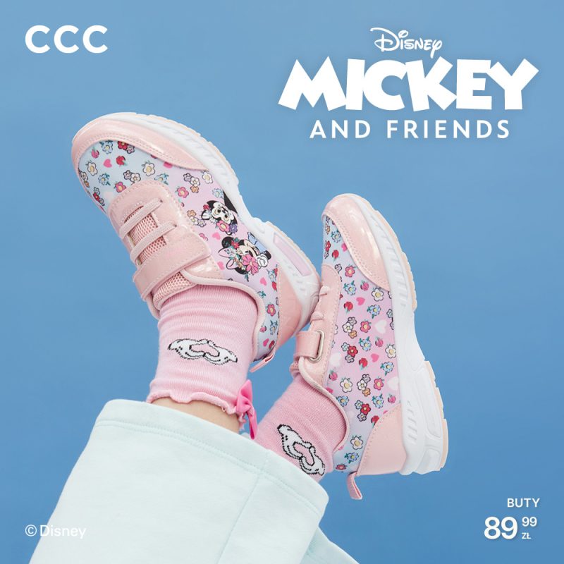 Grafika reklamowa sieci CCC przedstawia dziecięce stopy w różowych skarpetkach i jasnoróżowych butach sportowych z motywem Myszki Minnie, uniesione na jasnoniebieskim tle. W prawym górnym rogu znajduje się biały napis „Disney MICKEY AND FRIENDS”, a w prawym dolnym rogu umieszczono cenę obuwia wynoszącą 89,99 zł pod logo CCC.