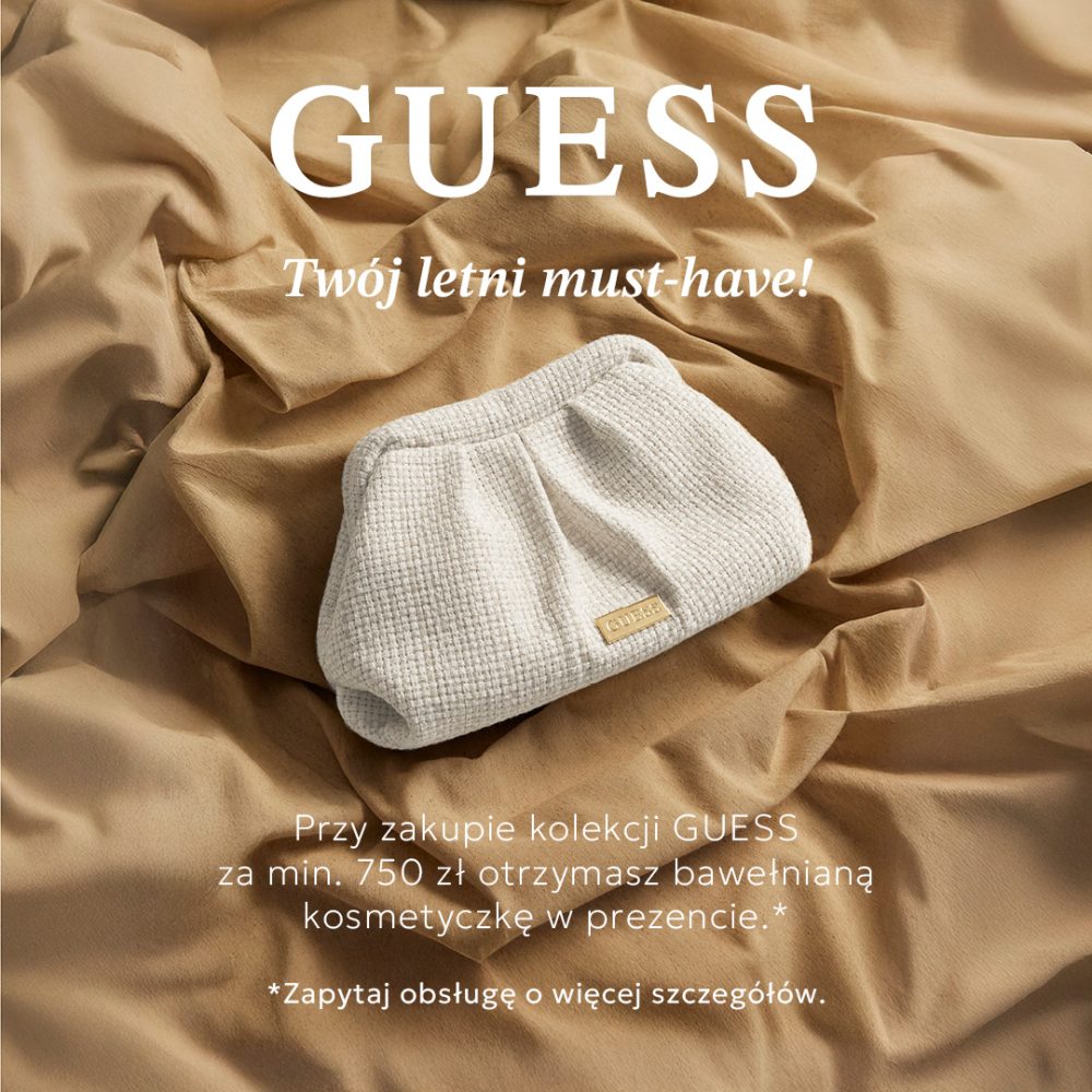 Grafika promocyjna marki Guess przedstawiająca jasną bawełnianą kosmetyczkę umieszczoną na tle beżowego materiału. Na grafice widnieje hasło „Twój letni must-have!” oraz informacja o prezencie w postaci kosmetyczki przy zakupie kolekcji Guess za minimum 750 zł. W dolnej części znajduje się dopisek zachęcający do zapytania obsługi o szczegóły promocji.