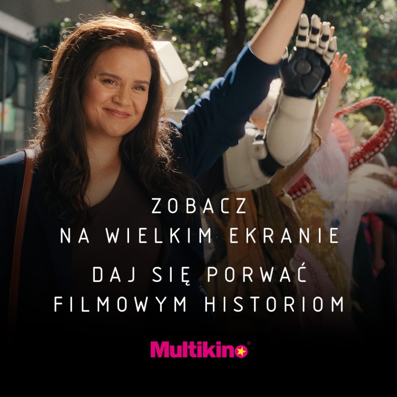 Zdjęcie reklamowe ukazuje brunetkę z uniesionym ramieniem, obok której dostrzec można futurystyczne i barwne elementy filmowej sceny. Całość dopełnia umieszczony w dolnej części tekst promocyjny sieci kin wraz z jej charakterystycznym, różowym logo.