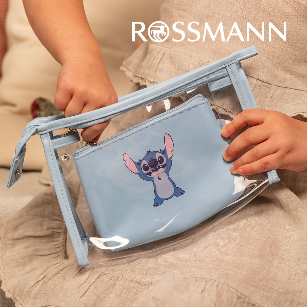 Grafika reklamowa drogerii Rossmann przedstawia dziecko trzymające w dłoniach błękitną, przezroczystą kosmetyczkę z motywem postaci Stitcha. W środku znajduje się mniejsza, dopasowana saszetka, a w prawym górnym rogu kompozycji widnieje białe logo marki Rossmann.