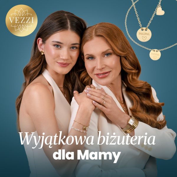 Zdjęcie przedstawia uśmiechniętą, rudowłosą kobietę i tulącą się do niej młodszą kobietę, które pozują w eleganckich, jasnych strojach i złotej biżuterii na niebieskim tle. Na grafice widoczne jest logo marki VEZZI, prezentacja naszyjników z napisem „mama” oraz polski napis promocyjny „Wyjątkowa biżuteria dla Mamy”.