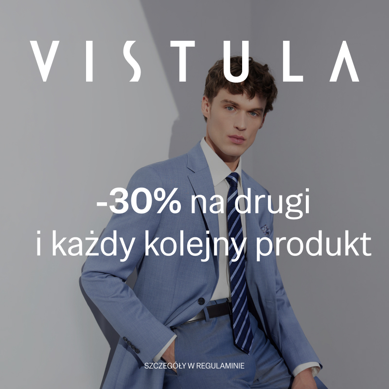 Grafika reklamowa marki Vistula przedstawia mężczyznę w eleganckim, błękitnym garniturze, jasnej koszuli i krawacie w paski, pozującego na tle minimalistycznej, szarej ściany. W centralnej części nałożono duże, białe napisy informujące o promocji „-30% na drugi i każdy kolejny produkt”, a u góry wyeksponowano logo marki.