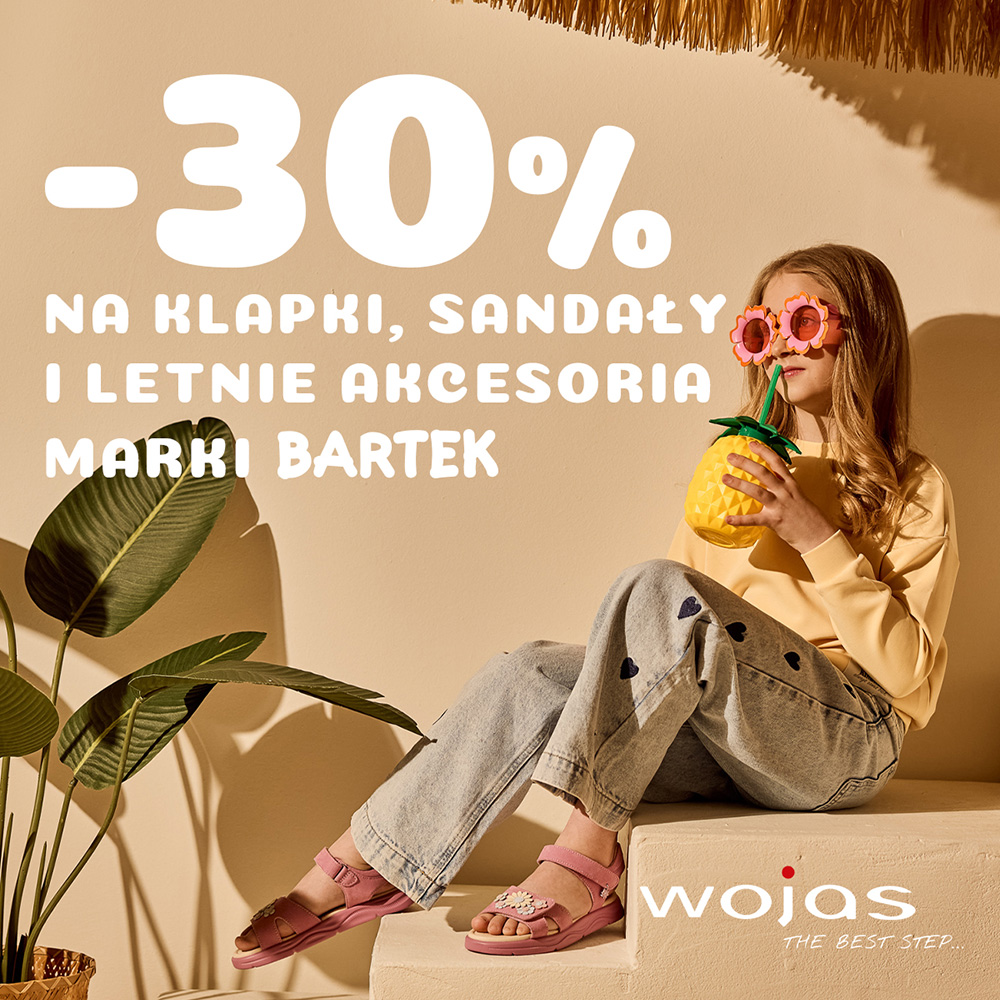 Grafika reklamowa przedstawia dziecko w okularach przeciwsłonecznych w kształcie kwiatów, siedzące na beżowych schodkach i pijące napój z kubka przypominającego ananasa. Na pierwszym planie wyeksponowano różowe sandałki dziecięce, a lewą stronę kadru zajmują duże, białe napisy informujące o rabacie „-30% na klapki, sandały i letnie akcesoria marki Bartek”.