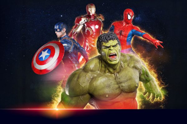 Grafika przedstawia popularnych superbohaterów z uniwersum Marvela, wśród których na pierwszym planie wyróżnia się potężny, zielony Hulk. Za nim widoczne są postaci Kapitana Ameryki z tarczą, Iron Mana w czerwono-złotej zbroi oraz Spider-Mana na tle ciemnego, gwieździstego kosmosu.