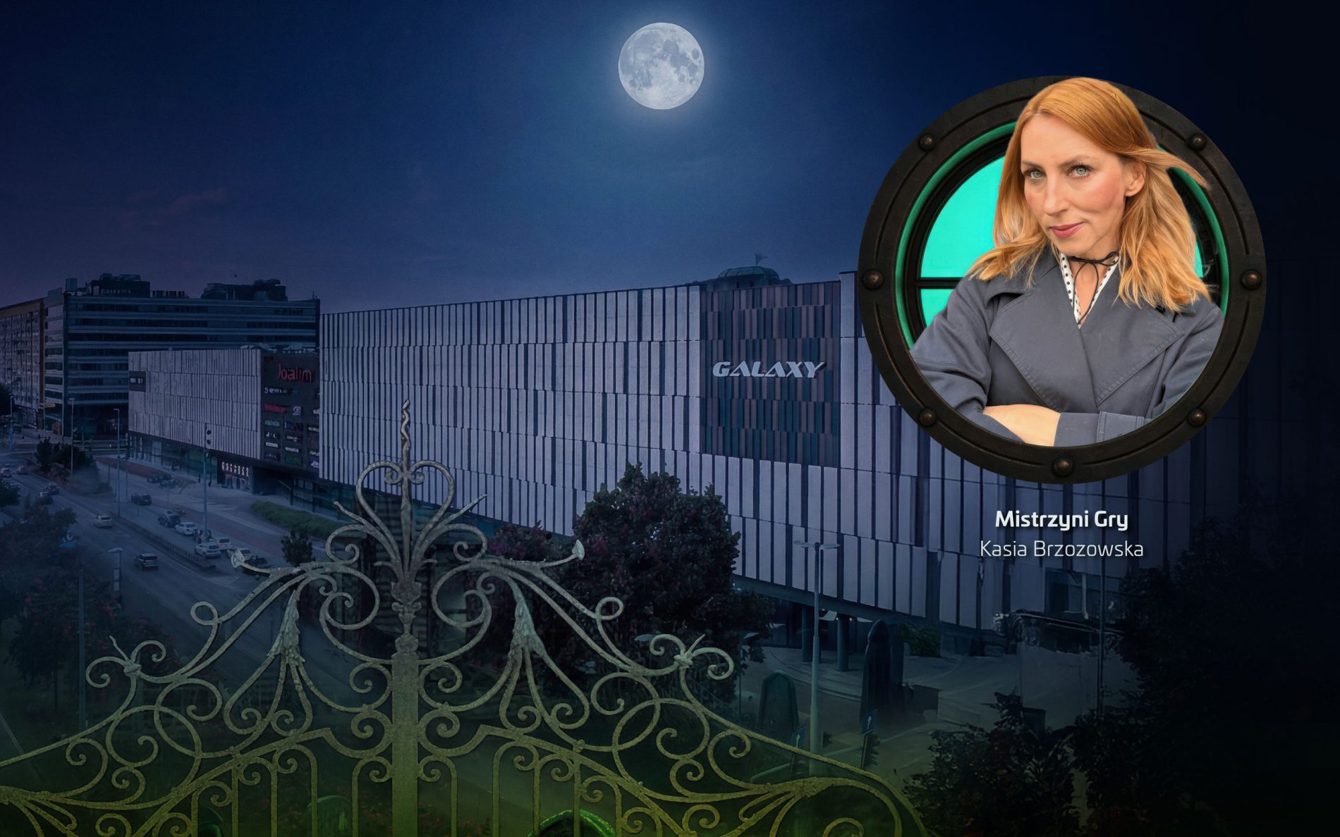 Portret Kasi Brzozowskiej opisanej jako „Mistrzyni Gry”, umieszczony na tle budynku Galaxy Szczecin nocą, z dekoracyjnym ogrodzeniem i księżycem w tle.