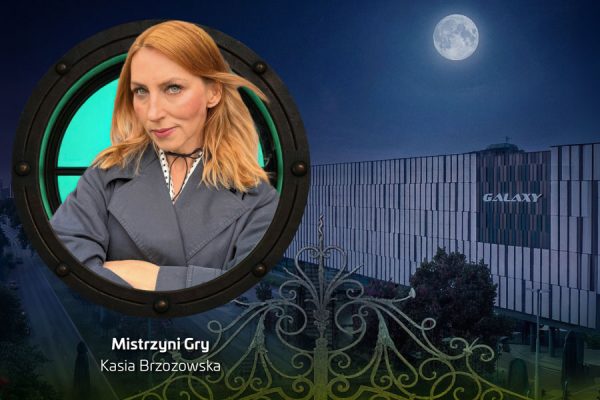 Grafika promująca wydarzenie „Mistrzyni Gry – Kasia Brzozowska” w Galaxy Szczecin, przedstawiająca kobietę w okrągłej ramie na tle nocnego widoku galerii handlowej i pełni księżyca.