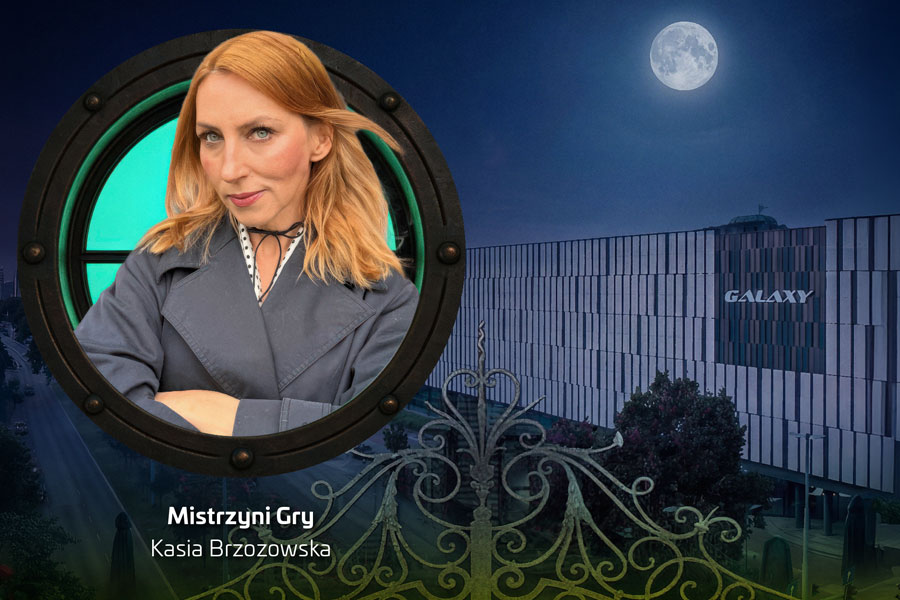 Grafika promująca wydarzenie „Mistrzyni Gry – Kasia Brzozowska” w Galaxy Szczecin, przedstawiająca kobietę w okrągłej ramie na tle nocnego widoku galerii handlowej i pełni księżyca.
