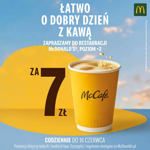 Grafika przedstawia papierowy kubek kawy McCafé z widoczną pianką, umieszczony na żółto-niebieskim tle pod błękitnym niebem. Na plakacie znajdują się napisy promocyjne w języku polskim, w tym duża informacja o cenie „ZA 7 ZŁ” oraz dopisek, że oferta obowiązuje codziennie do 16 czerwca.