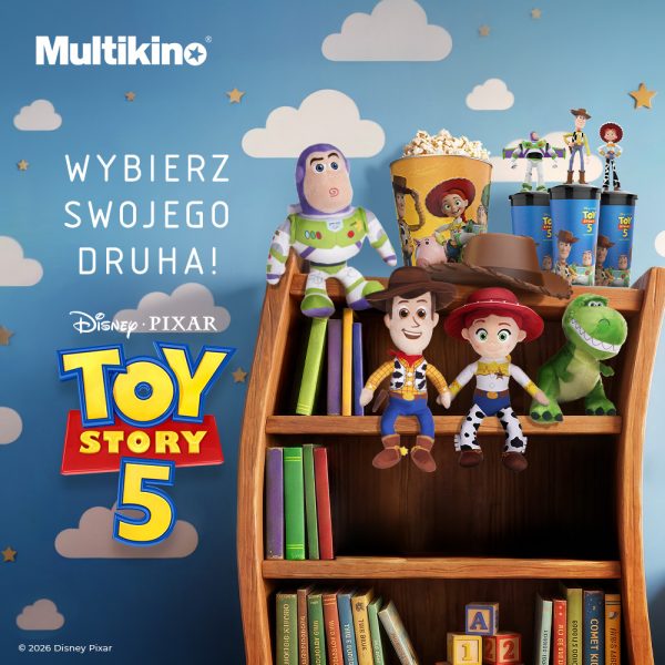 Reklama Multikina związana z premierą filmu „Toy Story 5”. Na półce z książkami ustawiono maskotki bohaterów filmu – Buzza Astrala, Chudego, Jessiki i Rexa – oraz filmowe przekąski i napoje. Całość utrzymana jest w bajkowej stylistyce z niebieskim tłem, chmurkami i gwiazdkami.