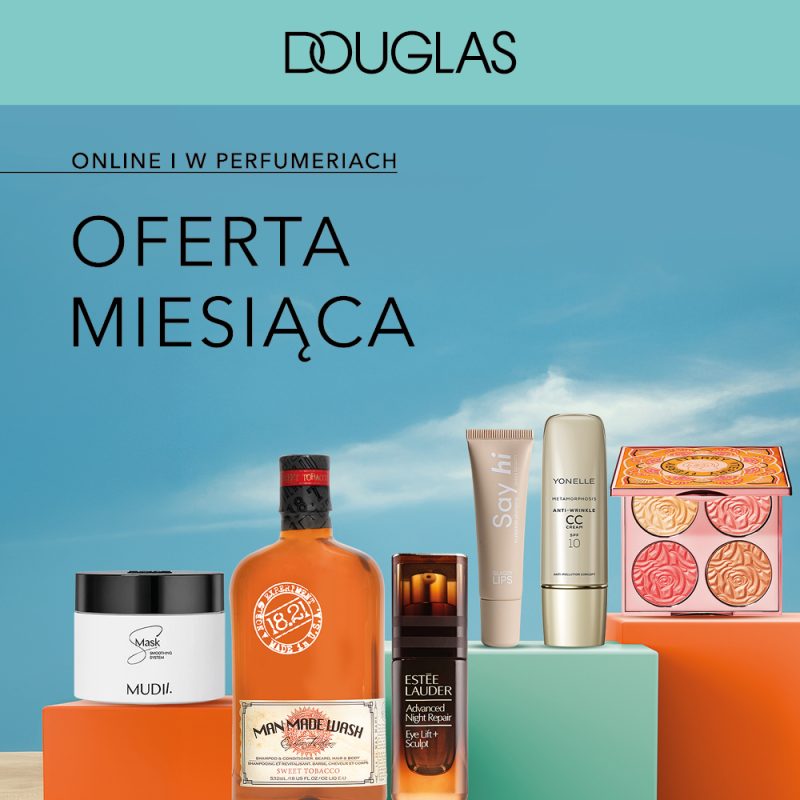 Zdjęcie przedstawia ofertę miesiąca drogerii Douglas, prezentującą różnorodne kosmetyki pielęgnacyjne i do makijażu ułożone na kolorowych podestach na tle błękitnego nieba. Wśród widocznych produktów znajdują się m.in. krem marki Mudii, wielofunkcyjny żel Man Made Wash, serum Estée Lauder oraz paleta rozświetlaczy.