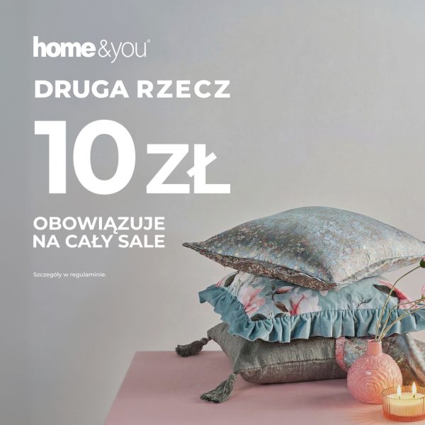 Plakat promocyjny marki home&you przedstawia stos trzech ozdobnych poduszek w odcieniach szarości i błękitu oraz różowy wazon z zapaloną świecą ułożone na blacie. Na jasnoszarym tle po lewej stronie widnieje duże, białe hasło reklamowe „DRUGA RZECZ 10 ZŁ OBOWIĄZUJE NA CAŁY SALE” wraz z logo marki.