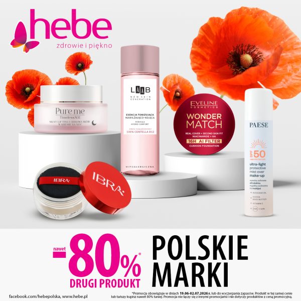 Grafika promocyjna sieci Hebe prezentująca kosmetyki polskich marek na białych podestach na tle czerwonych maków. Widoczne są produkty marek Pure Me, LAB, Eveline Cosmetics, Paese i IBRA. W górnej części znajduje się logo Hebe, a na dole informacja o promocji „nawet -80% na drugi produkt” oraz hasło „Polskie marki”.