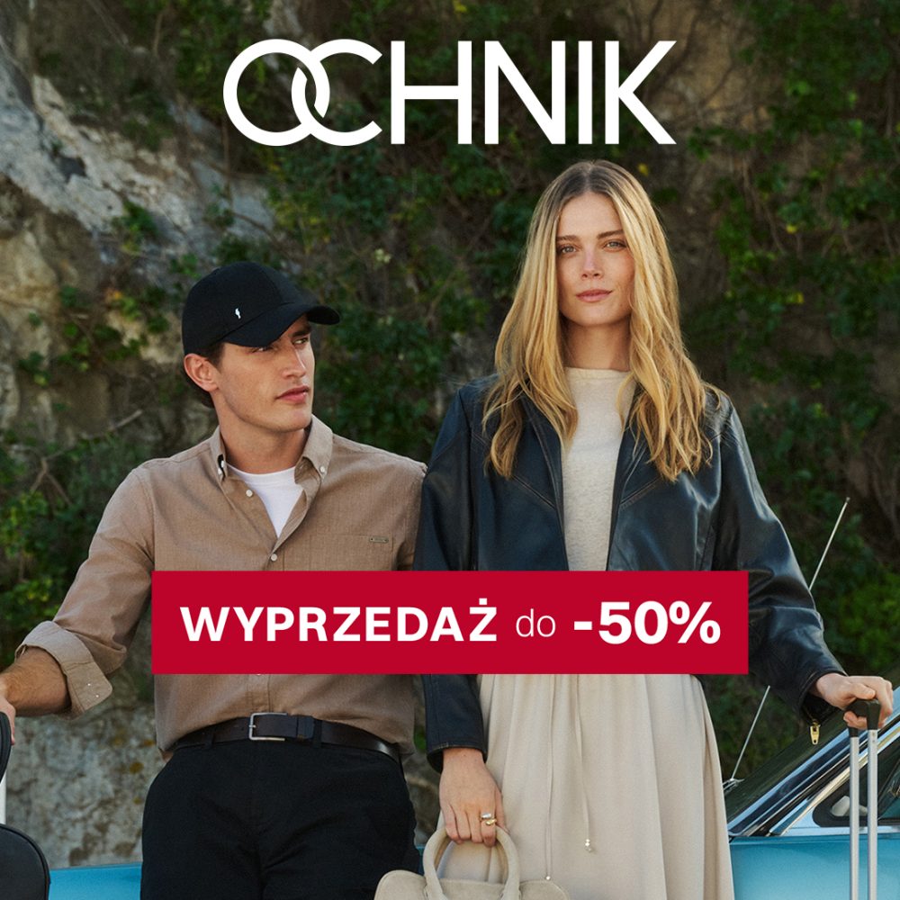 Plakat reklamowy marki Ochnik przedstawia kobietę w czarnej skórzanej kurtce oraz mężczyznę w beżowej koszuli i czapce z daszkiem na tle skalistego krajobrazu. W centrum grafiki umieszczono czerwony pasek z białym napisem „WYPRZEDAŻ do -50%”, a u góry widnieje duże logo marki.