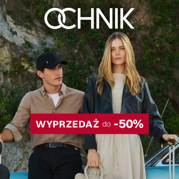 Plakat reklamowy marki Ochnik przedstawia kobietę w czarnej skórzanej kurtce oraz mężczyznę w beżowej koszuli i czapce z daszkiem na tle skalistego krajobrazu. W centrum grafiki umieszczono czerwony pasek z białym napisem „WYPRZEDAŻ do -50%”, a u góry widnieje duże logo marki.