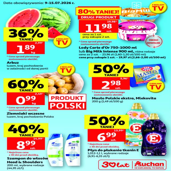 Grafika promocyjna sieci sklepów Auchan przedstawia ofertę specjalną ważną od 9 do 15 lipca 2026 roku z okazji trzydziestolecia marki. Na jasnoniebieskim tle zaprezentowano przecenione produkty spożywcze i chemiczne, takie jak arbuz, ziemniaki wczesne, lody Carte d'Or i Big Milk, Masło Polskie Mlekovita, szampon Head & Shoulders oraz płyn do płukania tkanin E.