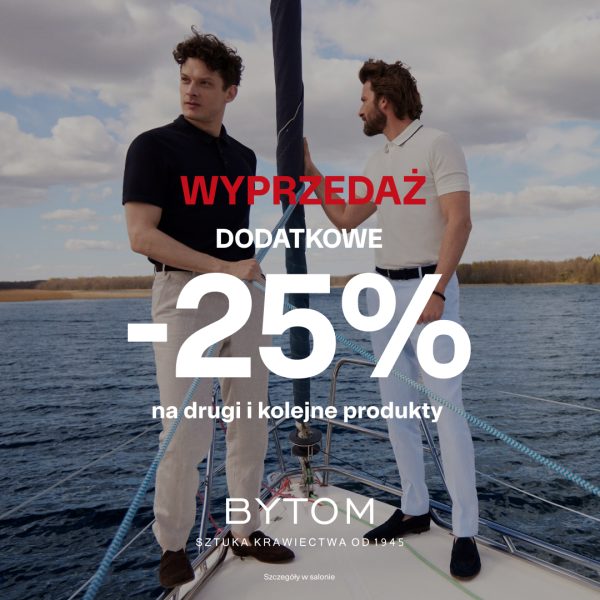 Grafika reklamowa marki Bytom informuje o wyprzedaży oferującej „dodatkowe -25% na drugi i kolejne produkty”. Zdjęcie w tle przedstawia dwóch mężczyzn w letnich, eleganckich stylizacjach z koszulkami polo, pozujących na pokładzie jachtu płynącego po wodzie pod zachmurzonym niebem.