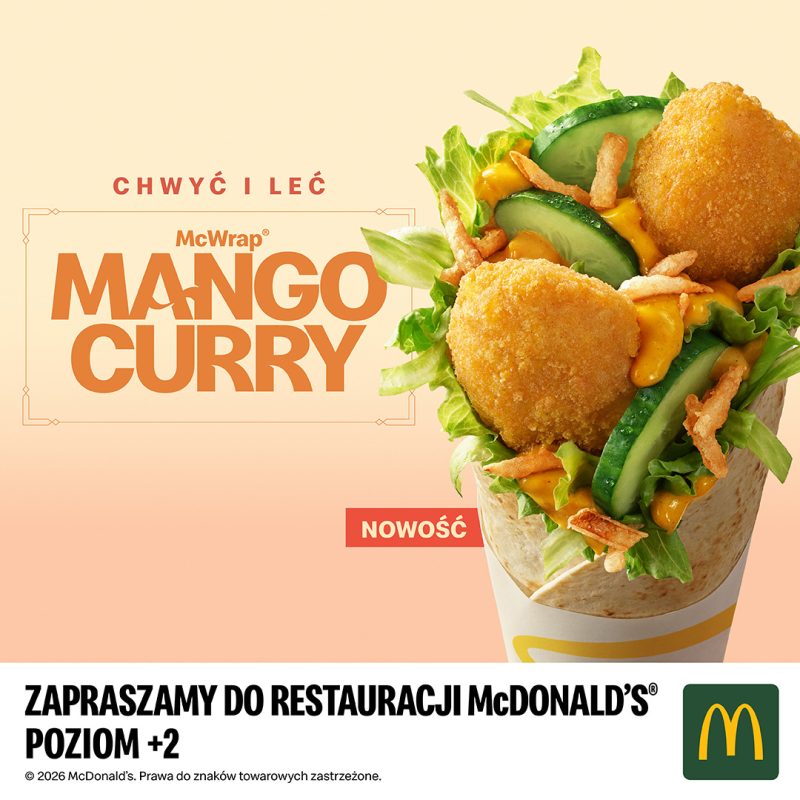 Plakat promocyjny nowości w McDonald's w Centrum Galaxy. Na jasnopomarańczowym tle widnieje nagłówek CHWYĆ I LEĆ McWrap® MANGO CURRY oraz plakietka NOWOŚĆ. Po prawej stronie przedstawiono smakowitego wrapa w pszennej tortilli wypełnionego chrupiącymi kuleczkami kurczaka, plastrami świeżego ogórka, sałatą, prażoną cebulką i sosem mango curry. Na dole umieszczono czarny pasek z napisem ZAPRASZAMY DO RESTAURACJI McDONALD'S POZIOM +2 oraz zielony kwadrat z żółtym logo marki.