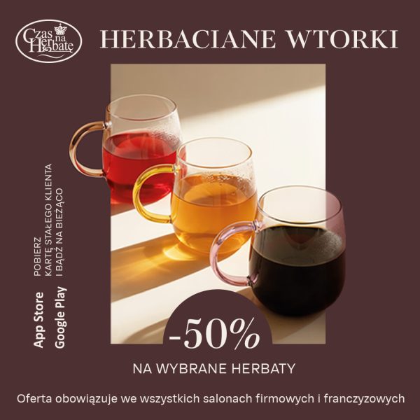 Plakat promocyjny sieci „Czas na Herbatę” informuje o rabacie 50% na wybrane herbaty w ramach cyklu „Herbaciane Wtorki”. Kompozycja przedstawia trzy przezroczyste kubki z kolorowymi naparami na jasnym tle, uzupełnione o informację, że oferta obowiązuje we wszystkich salonach firmowych i franczyzowych.