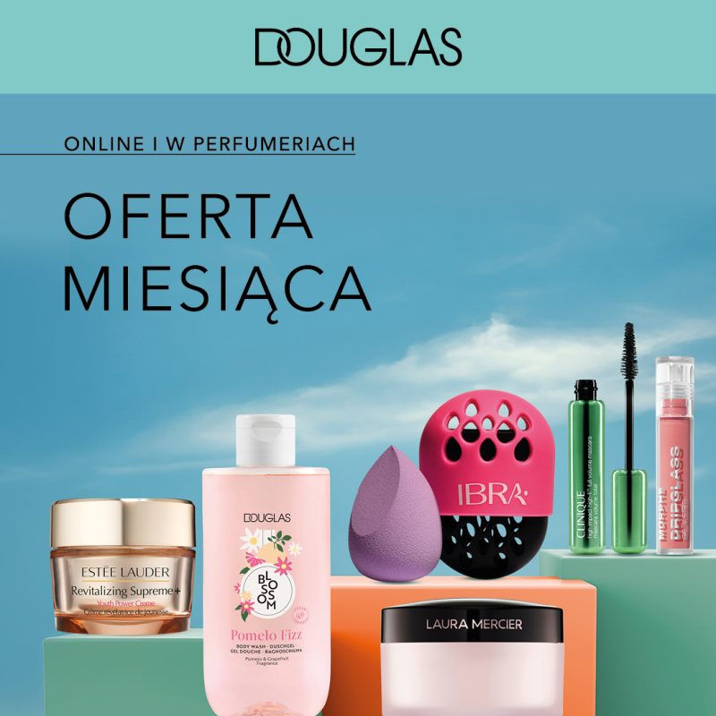 Grafika reklamowa perfumerii Douglas informuje o akcji „Oferta Miesiąca” dostępnej online i w perfumeriach. Na tle błękitnego nieba z delikatnymi chmurami zaprezentowano kosmetyki i akcesoria ułożone na kolorowych podestach, w tym krem Estée Lauder Revitalizing Supreme+, żel pod prysznic Douglas Pomelo Fizz, gąbkę i etui marki Ibra, tusz do rzęs Clinique, błyszczyk Morphe oraz produkt Laura Mercier.