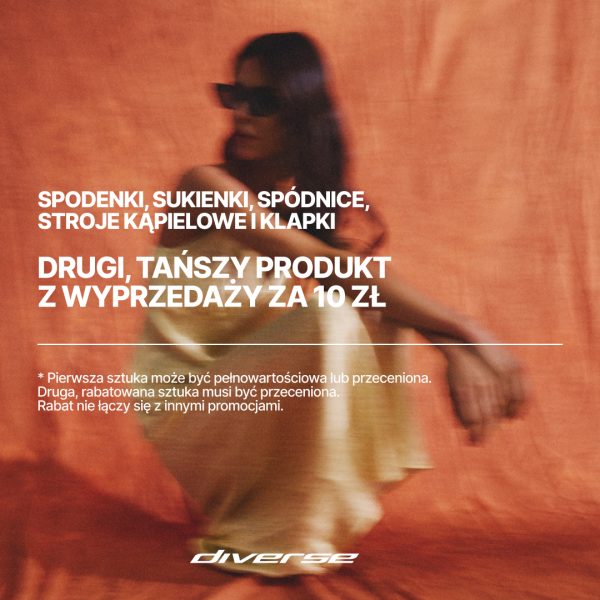Plakat promocyjny letniej wyprzedaży w salonie Diverse w Galaxy Centrum. Przedstawia postać w jasnej sukience i okularach na ciepłym, pomarańczowym tle z wyraźnymi białymi napisami: SPODENKI, SUKIENKI, SPÓDNICE, STROJE KĄPIELOWE I KLAPKI oraz DRUGI, TAŃSZY PRODUKT Z WYPRZEDAŻY ZA 10 ZŁ wraz z informacją o szczegółach promocji pod kreską.