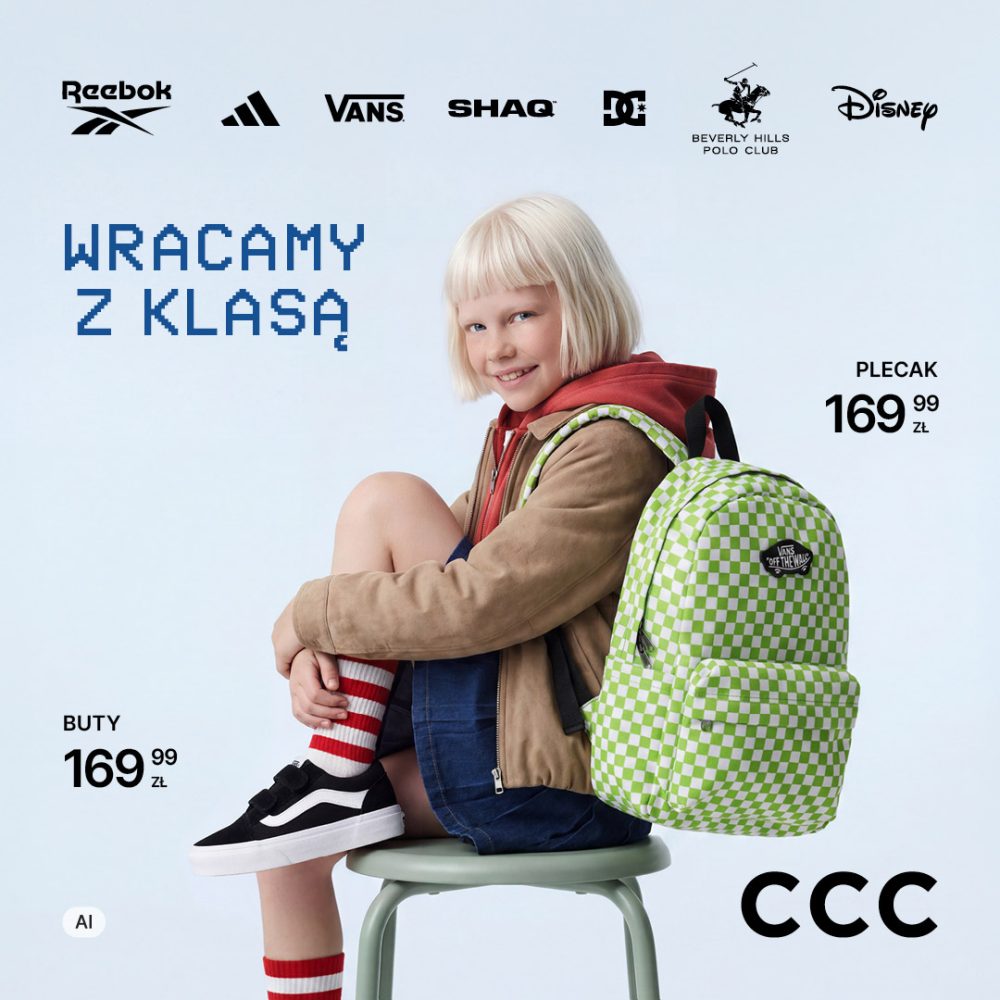 Jasnoniebieski plakat promocyjny CCC Back to School. Przedstawia uśmiechnięte dziecko w beżowej kurtce i ciemnej spódniczce, siedzące na stołku w czarnych trampkach Vans za 169,99 zł i z zielono-białym plecakiem Vans w kratkę za 169,99 zł. U góry pikselowy napis WRACAMY Z KLASĄ oraz logotypy marek Reebok, adidas, VANS, SHAQ, DC, Beverly Hills Polo Club i Disney. W prawym dolnym rogu czarne logo CCC.