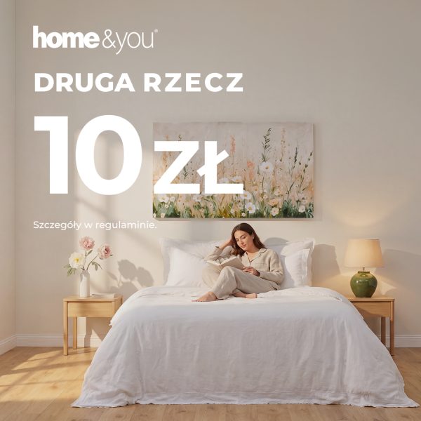 Zdjęcie promocyjne marki home&you. Przedstawia jasną, przytulną sypialnię z drewnianymi szafkami nocnymi, roślinami i kobietą czytającą książkę na łóżku z białą pościelą. Na górze obrazu widnieje biały logotyp home&you oraz duży napis DRUGA RZECZ 10 ZŁ i Szczegóły w regulaminie.