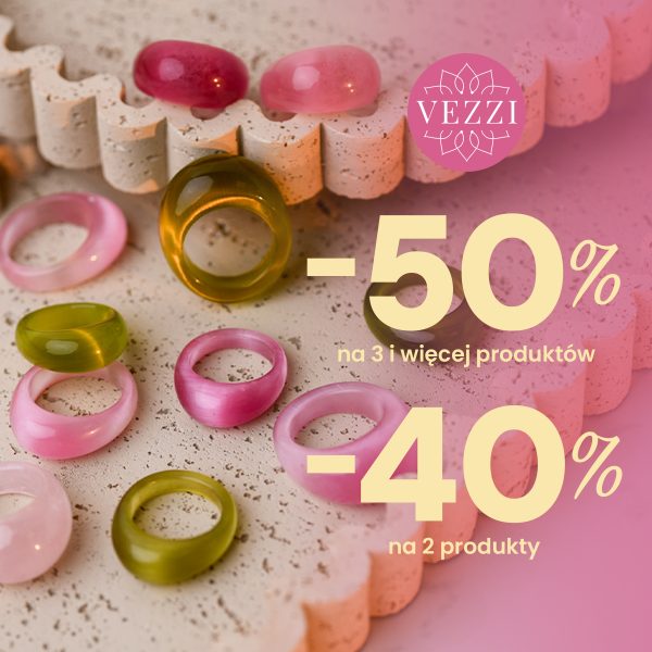 Grafika promocyjna marki Vezzi w Galaxy. Na jasnoróżowej, falowanej podstawce ułożonych jest kilka grubych, kolorowych pierścionków z żywicy w odcieniach różu, oliwkowej zieleni i bursztynu. W prawym górnym rogu widoczne jest okrągłe, różowe logo marki VEZZI. Po prawej stronie umieszczono duże napisy: -50% na 3 i więcej produktów oraz -40% na 2 produkty.