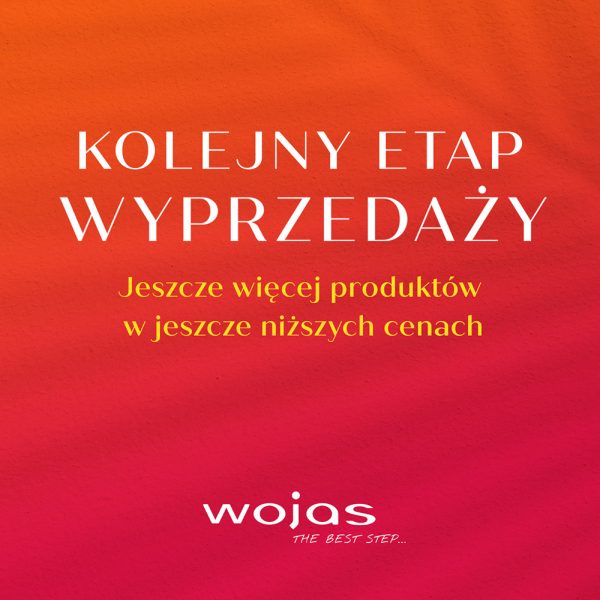 Pomarańczowo-czerwony plakat promocyjny salonu Wojas w Galaxy Szczecin z białym napisem Kolejny etap wyprzedaży oraz żółtym tekstem Jeszcze więcej produktów w jeszcze niższych cenach.