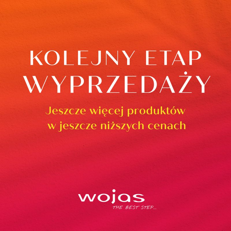 Pomarańczowo-czerwony plakat promocyjny salonu Wojas w Galaxy Szczecin z białym napisem Kolejny etap wyprzedaży oraz żółtym tekstem Jeszcze więcej produktów w jeszcze niższych cenach.