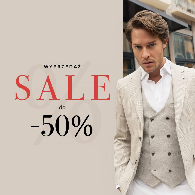 Grafika reklamowa marki Lancerto informuje o wyprzedaży pod hasłem „SALE do -50%”. Po prawej stronie zaprezentowano elegancko ubranego mężczyznę w jasnym garniturze w delikatną kratę, z dwurzędową kamizelką i rozpiętą pod szyją białą koszulą.
