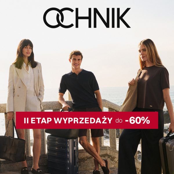 Grafika reklamowa marki Ochnik przedstawia dwie kobiety i mężczyznę w eleganckich letnich stylizacjach z walizkami oraz torbami, stojących na tle morza. Na pierwszym planie umieszczono czerwony pasek z białym napisem „II ETAP WYPRZEDAŻY do -60%”, a na samej górze widnieje czarne logo marki.