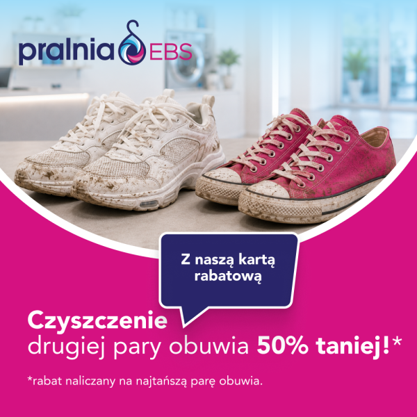 Grafika promocyjna Pralni EBS przedstawia dwie pary zabrudzonych butów na tle wnętrza pralni. Na grafice znajduje się informacja o promocji – z kartą rabatową czyszczenie drugiej pary obuwia jest 50% tańsze.