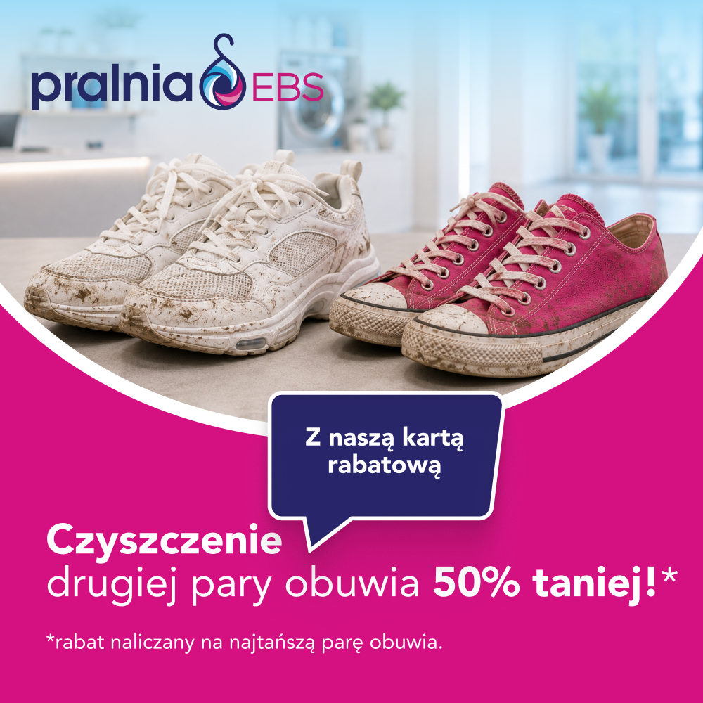 Grafika promocyjna Pralni EBS przedstawia dwie pary zabrudzonych butów na tle wnętrza pralni. Na grafice znajduje się informacja o promocji – z kartą rabatową czyszczenie drugiej pary obuwia jest 50% tańsze.