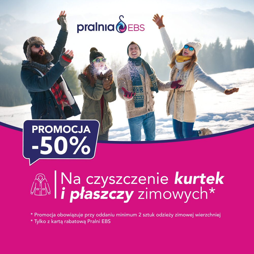 Grafika promocyjna Pralni EBS przedstawia cztery uśmiechnięte osoby bawiące się na śniegu w zimowych ubraniach. W dolnej części, na różowym tle, znajduje się informacja o promocji „-50% Na czyszczenie kurtek i płaszczy zimowych” wraz ze szczegółami oferty.
